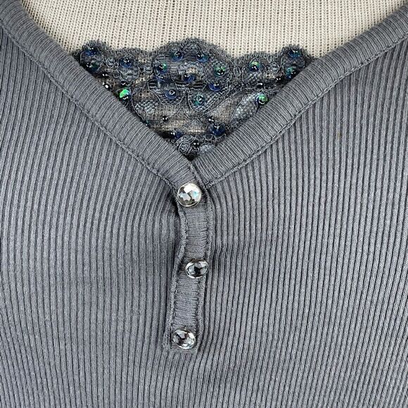 EUC Zena Jeans Womens Gray 3/4 Sleeve Top with Lace/Sequins V-Neck Size M - Picture 3 of 6